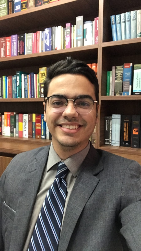 Dr. Vitor Catezani - Advogado